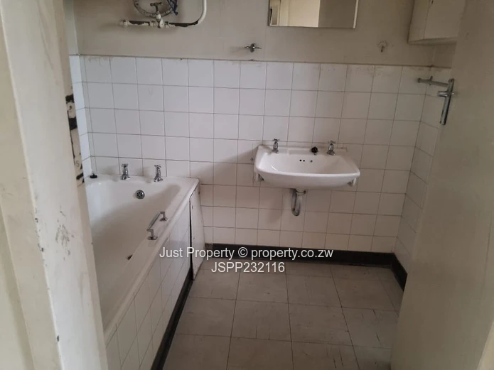 Classic Avenues 1 1/2 Bed with Large Windows & 24hr Security (Sole Mandate)