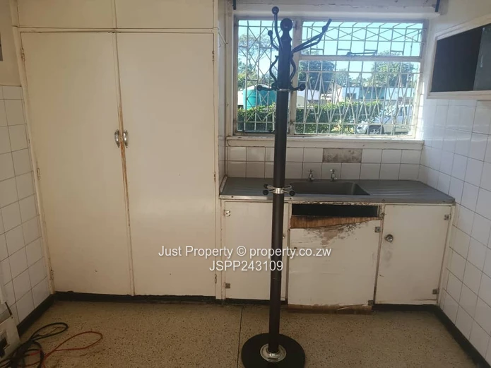 3-Bed Eastlea Flat with Borehole & Balcony Views - Reduced to Go!