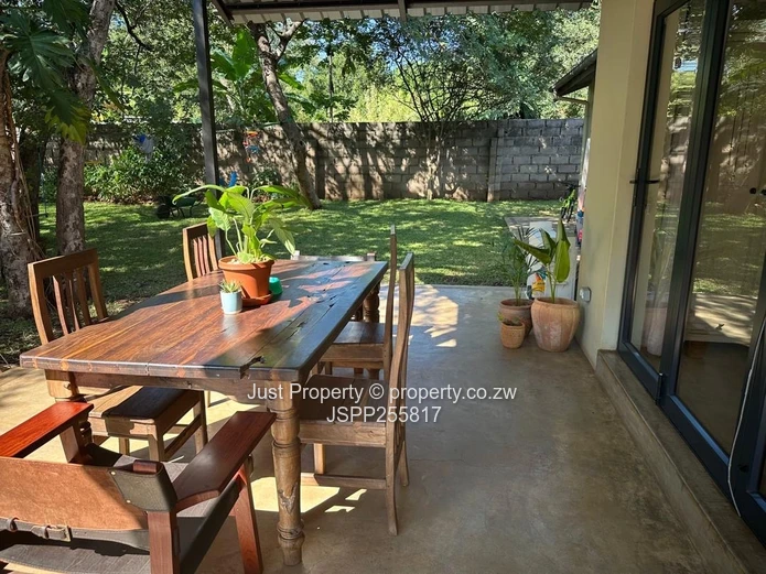Spacious 5-Bed Victoria Falls Home with Cottage & Garden