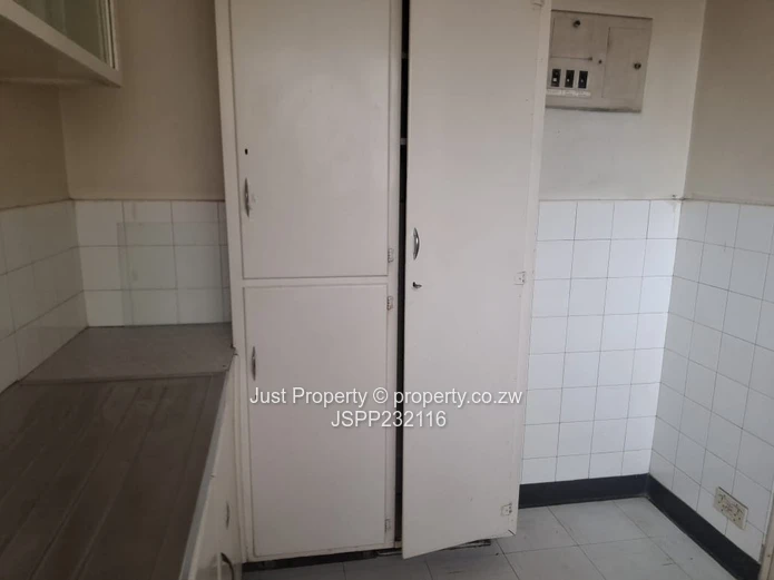 Classic Avenues 1 1/2 Bed with Large Windows & 24hr Security (Sole Mandate)