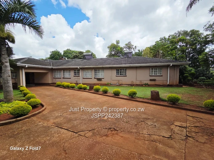 Borrowdale Road Frontage House sitting on 4008sqm