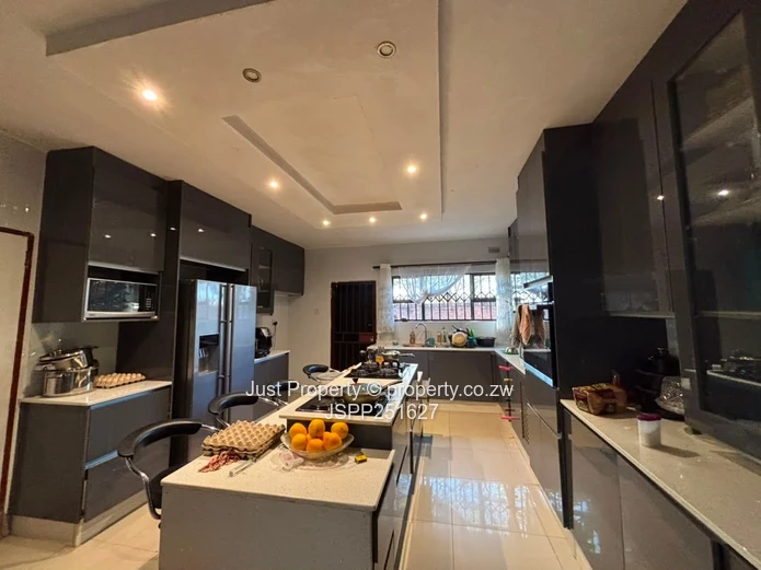 Sandton Park: 5-Bed Home with Island Kitchen & Borehole