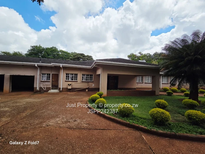 Borrowdale Road Frontage House sitting on 4008sqm