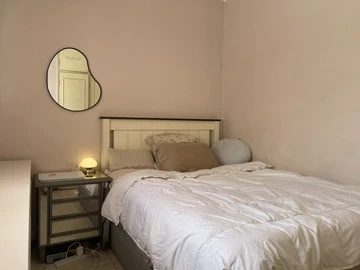 4 Bedroom Flat & Apartment