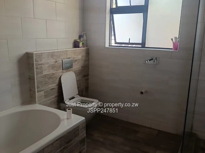 Modern 4-Bed home in Borrowdale 