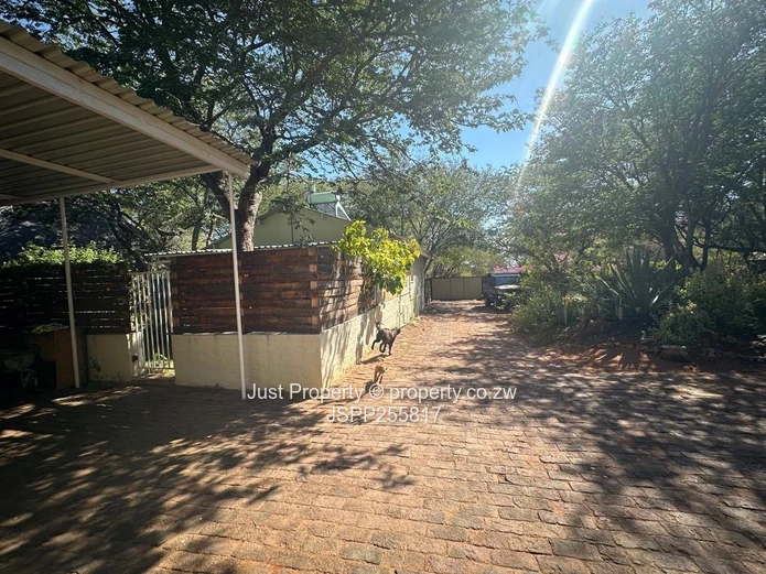 Spacious 5-Bed Victoria Falls Home with Cottage & Garden
