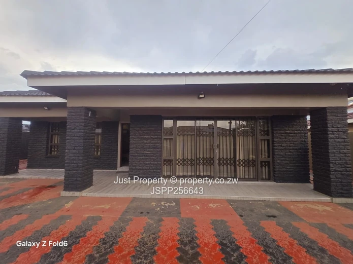 Madokero 4-Bed Home - Fitted Kitchen, Carport & Solar